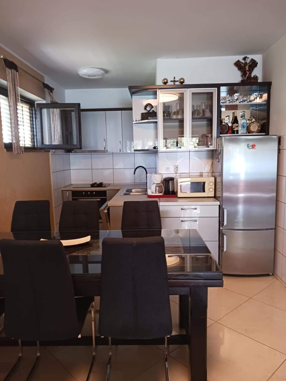 Apartmani Valerija I Joso Бибине Стая снимка